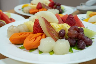 Yemekten sonra taze meyve karışımı