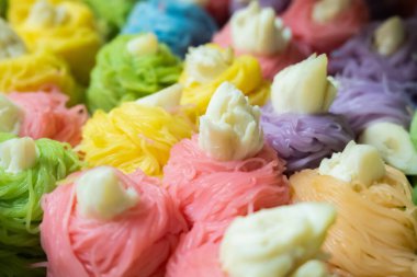 Yengeçli çok renkli pirinç eriştesi (köri soslu yengeç))