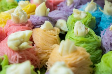 Yengeçli çok renkli pirinç eriştesi (köri soslu yengeç))