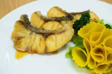 Tabakta sos ile kaplanmış Snapper.