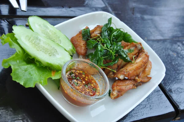 Sayap Ayam Goreng Dengan Saus Ikan — Stok Foto