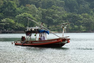 Sahile demirlemiş küçük bir balıkçı teknesi. Balıkçıların geliri yok, salgından etkileniyorlar..