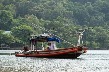Sahile demirlemiş küçük bir balıkçı teknesi. Balıkçıların geliri yok, salgından etkileniyorlar..