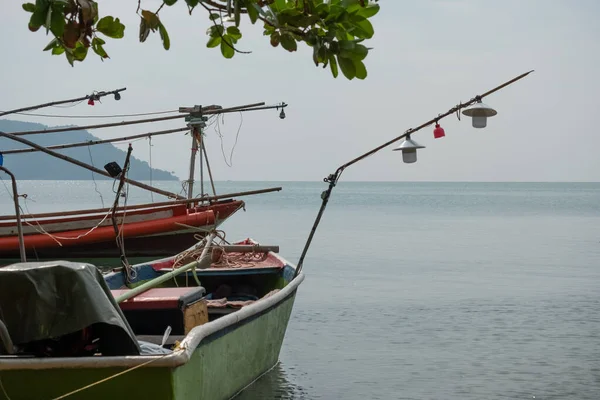 Pequeño Barco Pesquero Amarrado Playa Los Pescadores Tienen Ingresos Ven — Foto de Stock