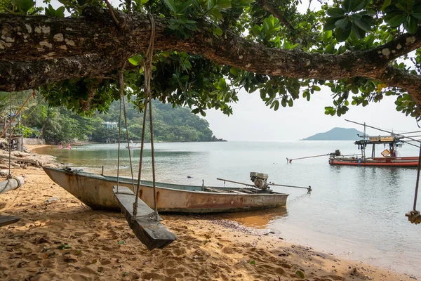 Pequeño Barco Pesquero Amarrado Playa Los Pescadores Tienen Ingresos Ven — Foto de Stock