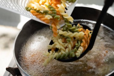 İçindekiler ve adım adım domuz ve havuçlu sebzeli makarna çorbası.