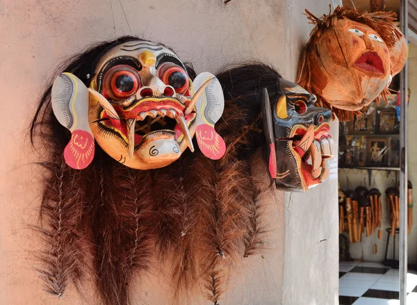 在乌布市场著名的面具纪念品 — 图库照片
