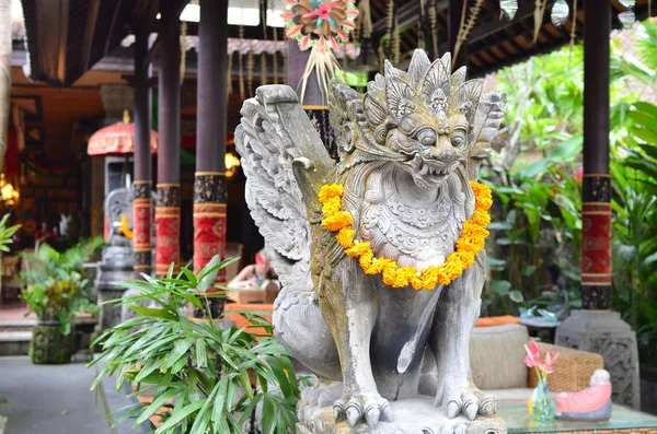 Estátua de pedra em Pura Tirta Empul Indonésia — Fotografia de Stock