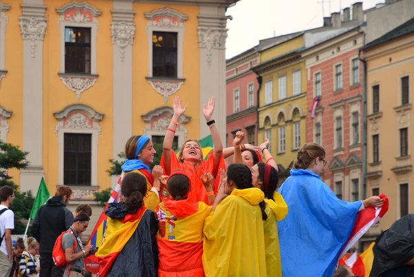 KRAKOW, POLÔNIA - JUL 27, 2016: Jornada Mundial da Juventude 2016.Congresso Internacional da Juventude Católica. Jovens na praça principal de Cracóvia . — Fotografia de Stock