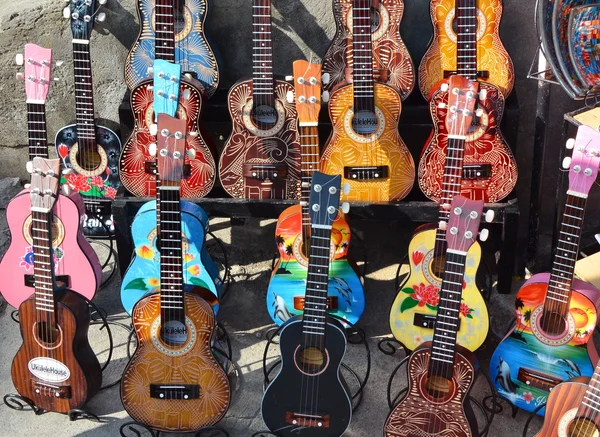 Ubud, bali - 17. Mai 2016: hölzerne gitarren typische souvenirs und handwerk von bali auf dem berühmten ubud markt, indonesien — Stockfoto