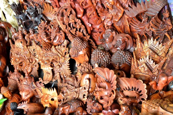 Typical souvenirs and handicrafts of Bali at the famous Ubud Market — Stock Photo, Image