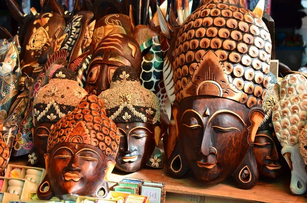 Lembranças e artesanato típicos de Bali no famoso Ubud Market — Fotografia de Stock
