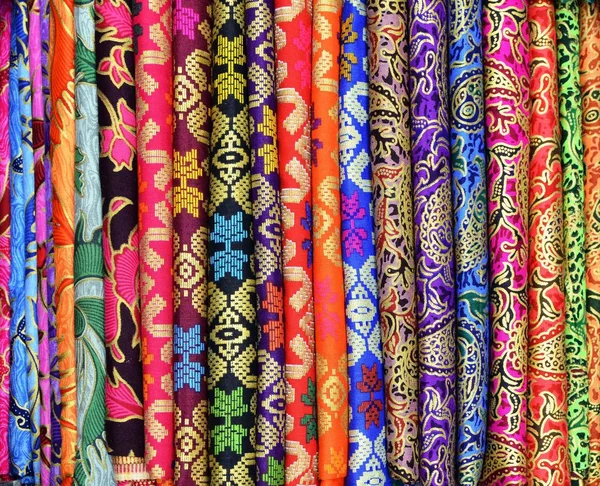 Barevný sarong k prodeji na trhu umění a řemesel Ubud Bali Indonésie — Stock fotografie