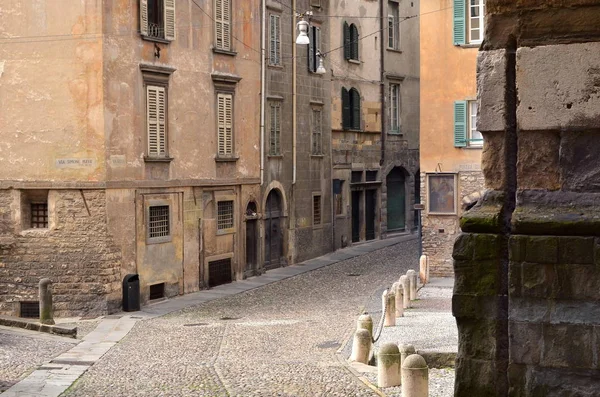 Bergame, Italie-4 octobre 2014 : Rue dans le centre historique avec des bâtiments anciens à Citta ALta de Bergame, Italie . — Photo
