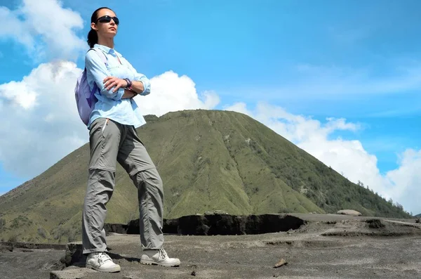 Donna in cima vicino al vulcano Bromo in Indonesia — Foto Stock