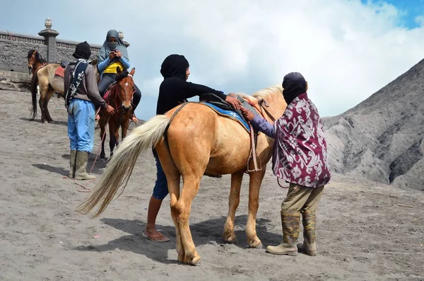 East Java, Indonésia - 12 de maio de 2016: pessoas locais não identificadas ou Bromo Horseman esperando por clientes na encosta da montanha de Mount Bromo, Semeru, Tengger National Park, Indonésia . — Fotografia de Stock