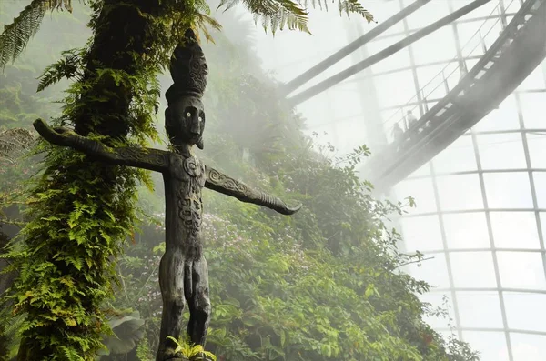 Singapore - May 6, 2016: Wooden figure in Cloud Forest at Gardens by the Bay — Stock Photo, Image