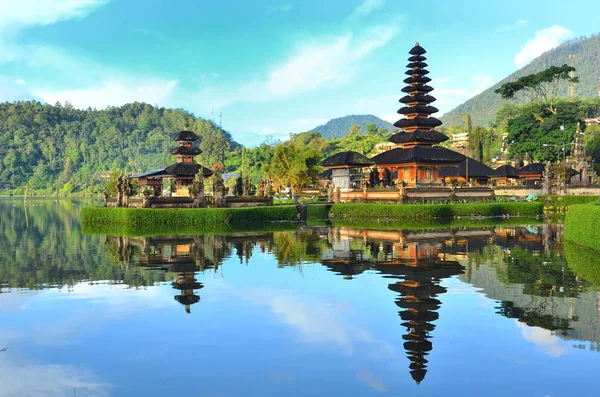Tempio di Pura Ulun Danu su un lago Beratan su Bali Indonesia — Foto Stock