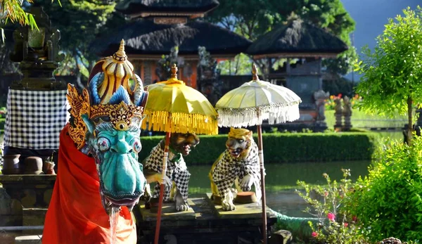 드래곤 니어 푸라 울룬 다누 사원, 발리, 인도네시아 — 스톡 사진