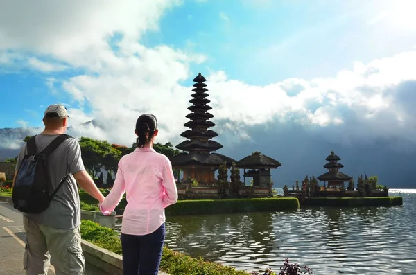 Coppia vicino al famoso tempio Pura Ulun Danu al lago Beratan, Bali — Foto Stock