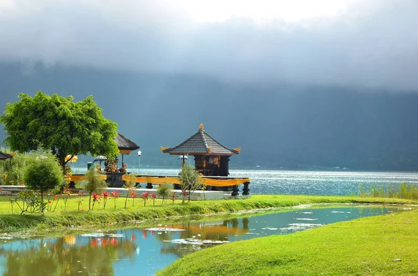 Petit temple après la pluie près de Pura Ulun Danu sur le lac Beratan — Photo