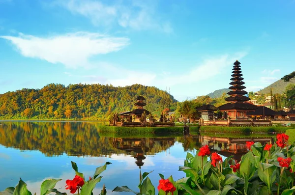 Temple Pura Ulun Danu sur un lac Beratan à Bali Indonésie — Photo