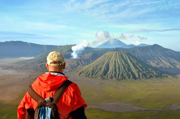 L'uomo rimane in cima vicino al vulcano Bromo in Indonesia — Foto Stock
