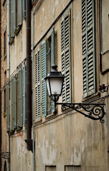 意大利贝加莫的老窗口 — 图库照片