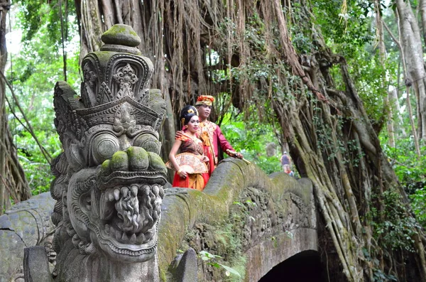 Bali, Indonesien - 17 maj. Par på Monkey Bridge obat Bali efter bröllopsceremoni den 17 maj 2016 i Bali, Indonesien. — Stockfoto