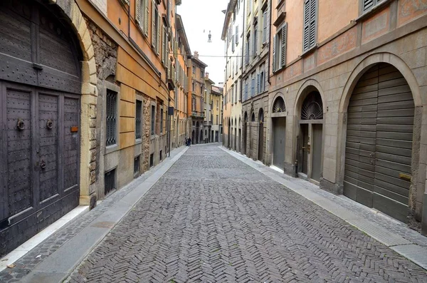 Rue avec portail dans le vieux Ilaty — Photo