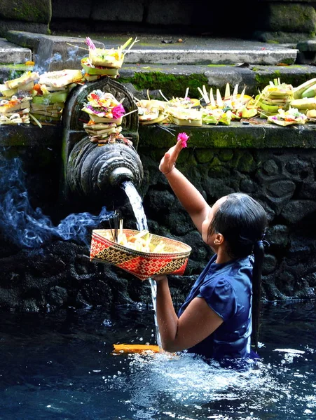 Bali, Indonesien - 18 maj. Kvinna i holly vatten Pura Tirta Empul 18 maj 2016 i Bali, Indonesien. — Stockfoto