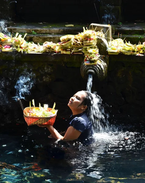 BALI, INDONÉSIA - 18 de maio. Mulher em água oca Pura Tirta Empul Maio 18, 2016 em Bali, Indonésia . — Fotografia de Stock