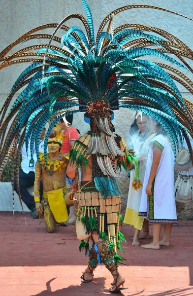 CHICHEN ITZA, MÉXICO - MARÇO 21,2014: Dançarinos nativos maias se apresentando na Chichen Itza — Fotografia de Stock