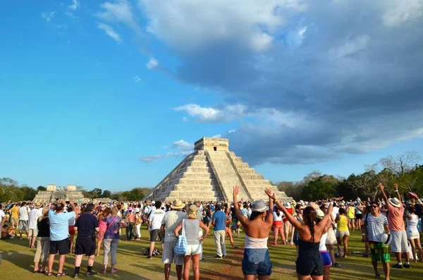 CHICHEN ITZA, MEXICO - MARCH 21,2014: Tourists watching the feathered serpent crawling down the temple (Equinox March 21 2014) — Stock Photo, Image