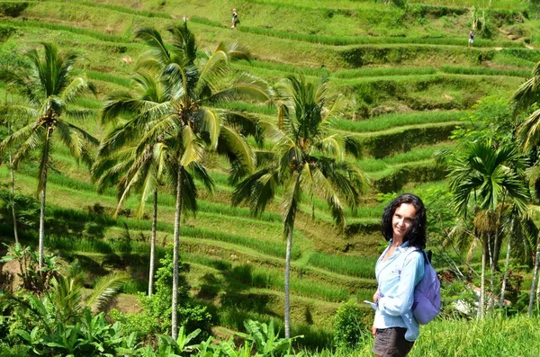 Kvinna i Tegalalang ris terrass — Stockfoto
