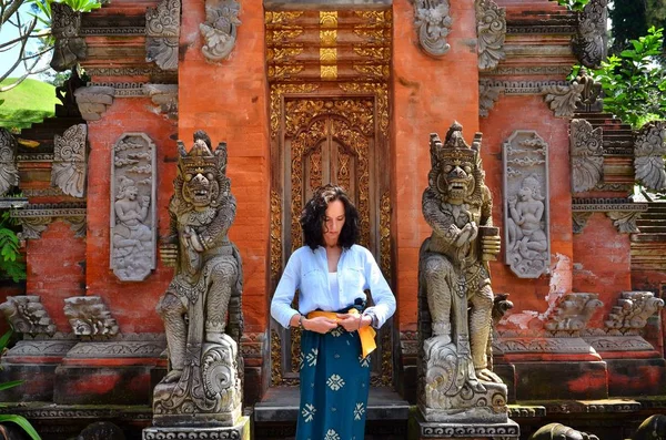 Kvinna under gate i Puru tirtha empul Temple — Stockfoto