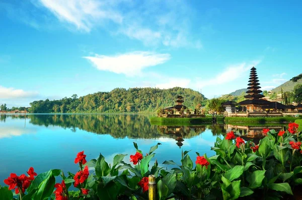 Temple Pura Ulun Danu sur un lac Beratan à Bali Indonésie — Photo