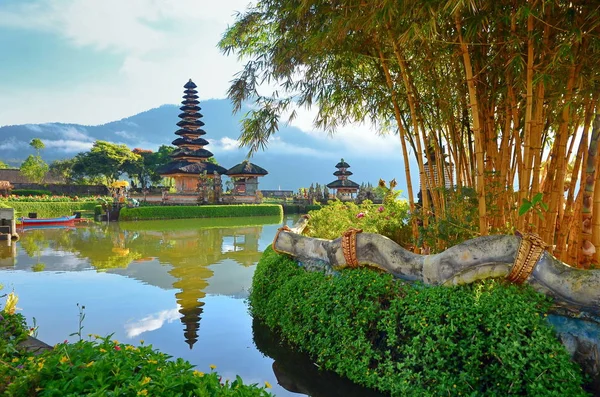 Tempio di Pura Ulun Danu su un lago Beratan su Bali Indonesia — Foto Stock