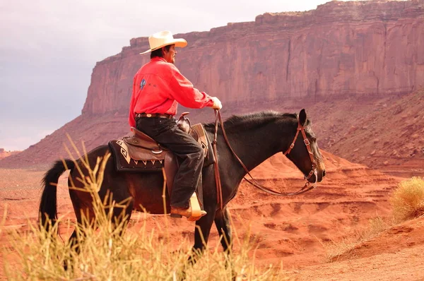 Monument valley, utah - september 12: monument valley tribal park in utah usa am september 12, 2011. Cowboy zu Pferd im berühmten tribal park. — Stockfoto