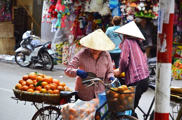 Saigion, Vietnam Březen 06: Žena ulici dodavatele prodávat velké zelené plody ve Vietnamu — Stock fotografie