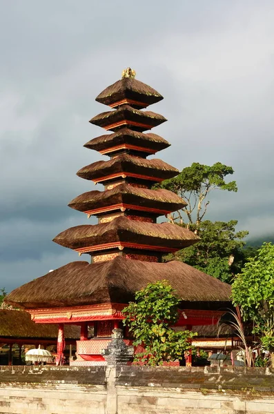 Templo Pura Ulun Danu en un lago Beratán en Bali Indonesia —  Fotos de Stock