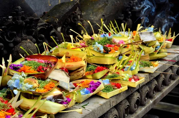 Regalo nel tempio indù, Bali Indonesia — Foto Stock