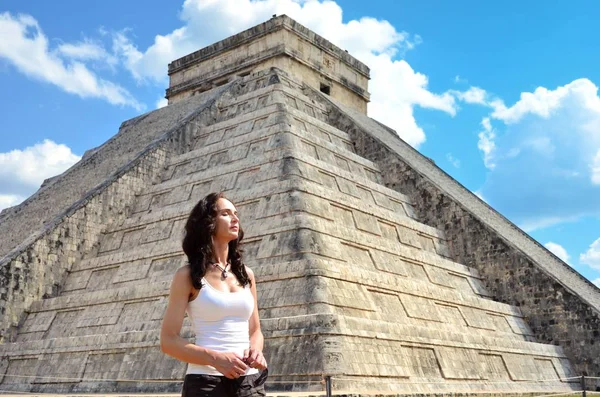 Woman in Chichen Itza Mexico — Stock Photo, Image