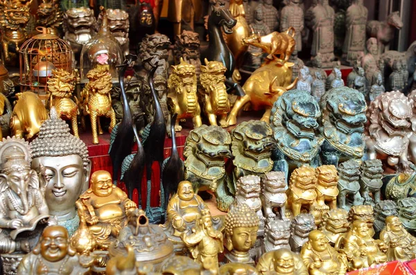 Čínskými suvenýry. Různé asijské postavy v obchodě se suvenýry v Šanghaji — Stock fotografie