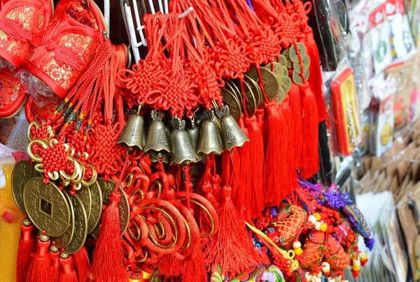 Decorazione monete e campane souvenir dalla Cina — Foto Stock