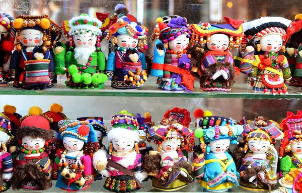 SHANGHAI, CHINA - 7 de maio de 2017 - Bonecas artesanais são vendidas como lembranças da China em roupas nacionais — Fotografia de Stock