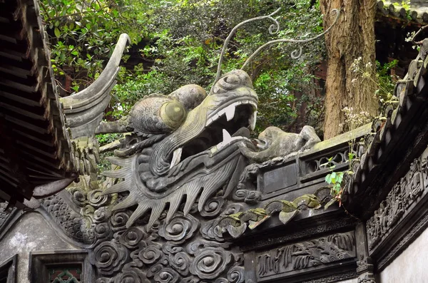 SHANGHAI, CHINA - 6 de maio de 2017: Dragão chinês tradicional na arquitetura de paredes antigas nos Jardins Yu Yuan, Xangai, China . — Fotografia de Stock