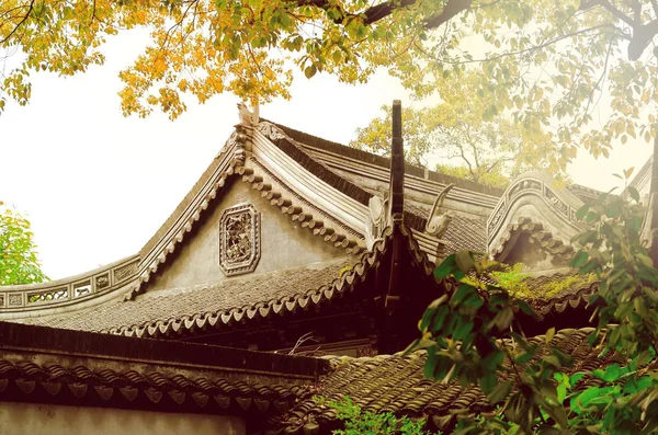 Traditional Chinese roof architecture in Yu Yuan Gardens, Shanghai, China. — Stock Photo, Image