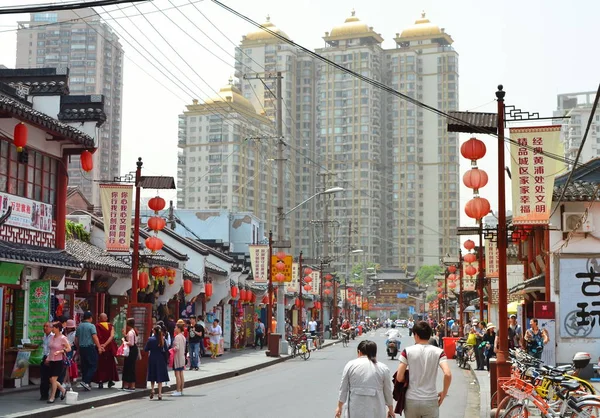 7 ENERO 2014 - SHANGHAI, CHINA - Tiendas rodean el jardín de Yu en el centro del casco antiguo de Shanghai — Foto de Stock