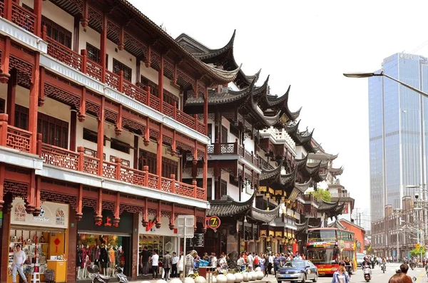 2014 年 1 月 7 日 - 上海、中国 - ショップを囲む豫園上海の旧市街の中心部に — ストック写真